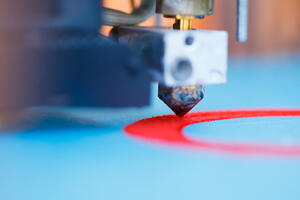 3D打印机通过组装一层一层，直到完整部分完成。
