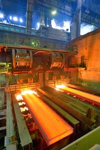 当钢材处于红热状态时，通常意味着钢材的抗拉强度受到影响。