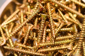 Shiny_copper_brass_screws_polished_metal